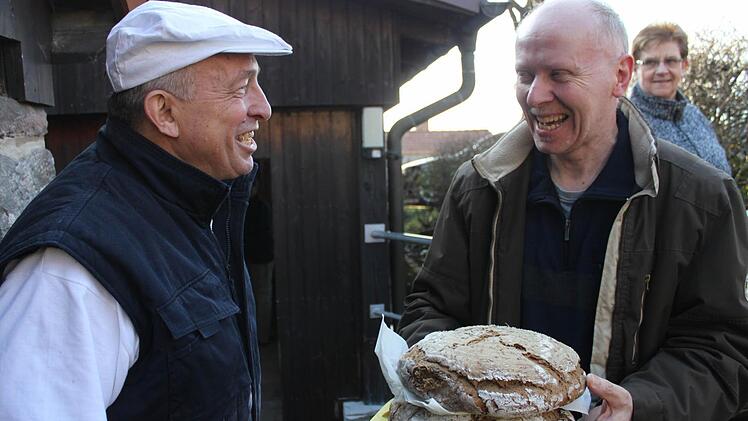 Georg Unmuth (rechts) freut sich über das frische Brot.