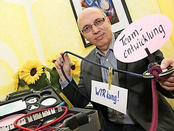 Walter Schoger von der Firma Comweit aus Burgwindheim gibt Einblick in das Innenleben des "Koffers" mit dem Comformer  Foto: Matthias Hoch