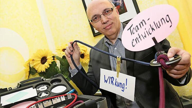 Walter Schoger von der Firma Comweit aus Burgwindheim gibt Einblick in das Innenleben des "Koffers" mit dem Comformer  Foto: Matthias Hoch