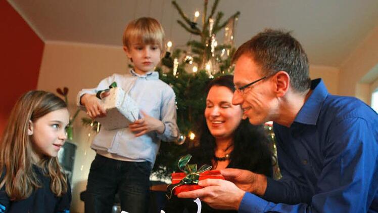 Jeder freut sich auf Geschenke: Weihnachten ist eine Zeit der großen Gefühle, und die können nach oben und nach unten ausschlagen. Symbolbild: Evangelischer Pressedienst