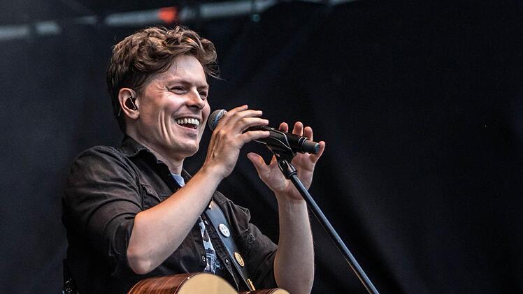 Michael Patrick Kelly zog seine Zuhörer beim Gastspiel im Rahmen des "Tambacher Sommers". Foto: Jochen Berger