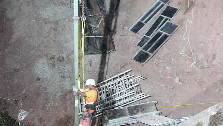 Ein Oberleitungsmast neben der Brücke wurde abgebaut und per Kran weggehoben.  Foto: Friedwald Schedel