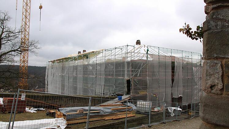Großbaustelle auf der Plassenburg: Der Kommandantenbau ist komplett eingerüstet ...