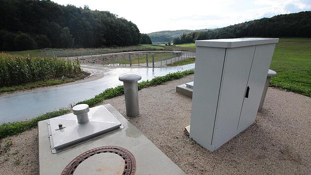 Die neu gebaute Kl&auml;ranlage in Buckenreuth. Ab Fr&uuml;hjahr n&auml;chsten Jahres sollen die Abwasserkan&auml;le im Ort saniert werden, parallel sollen Glasfaserkabel verlegt werden. Josef Hofbauer