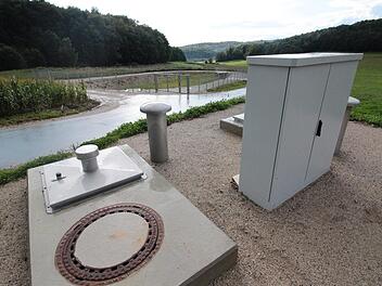 Die neu gebaute Kläranlage in Buckenreuth. Ab Frühjahr nächsten Jahres sollen die Abwasserkanäle im Ort saniert werden, parallel sollen Glasfaserkabel verlegt werden. Josef Hofbauer