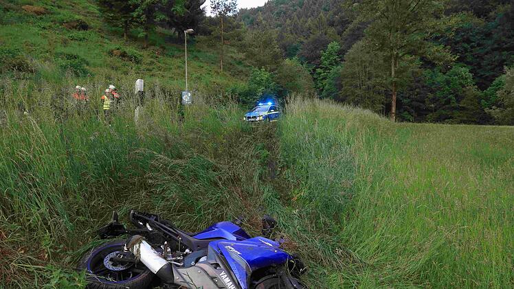 Die Frau kam von der Stra&szlig;e ab, nachdem sie dem Auto ausgewichen ist. Foto: NEWS5 / Merzbach