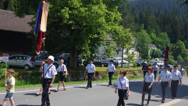 Der gro&szlig;e Festumzug bildete den H&ouml;hepunkt des 125-j&auml;hrigen Jubil&auml;ums der FFW Gifting. Foto: Heike Sch&uuml;lein