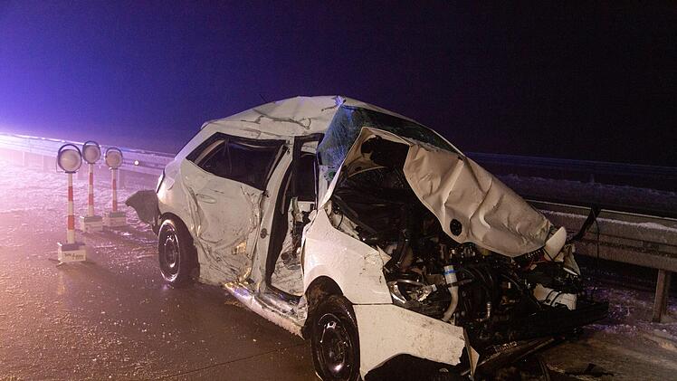 Vier mal Totalschaden war das Ergebnis eines Auffahrunfalls auf der A 73. Höhe Meeder im Kreis Coburg verlor ein 18-Jähriger die Kontrolle über sein Auto verloren. Foto: News 5 / Ittig