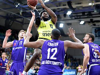 Hassan Martin leistete sich in der entscheidenden Phase zwei Ballverluste. Hier kommt er - von Mathis Mönninghoff (links) und Darius Carter flankiert - zum Korberfolg. Foto: Peter Mularczyk