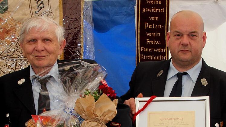 Zum Ehrenkommandanten wurde Hermann Lüdtke (links) ernannt; dazu gratulierte auch Kommandant Detlef Niedermeier.  Fotos: gg
