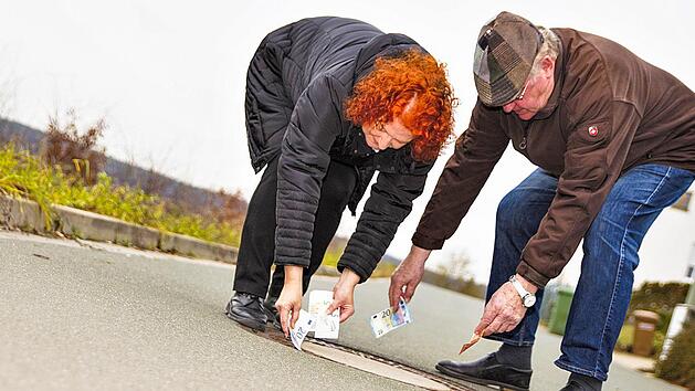Regina und Hans-Dieter Fuchs aus dem Landkreis Bamberg mussten vor Jahren  fast 40&nbsp;000 Euro Stra&szlig;enausbaubeitr&auml;ge zahlen. Nun hoffen sie auf Entsch&auml;digung aus dem H&auml;rtefallfonds  Foto: Stephan Gro&szlig;mann