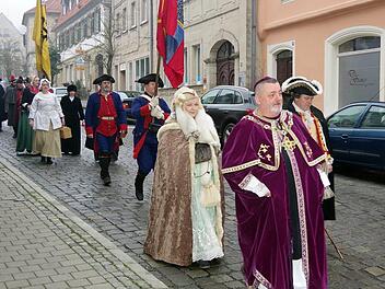 Die historischen Gruppen zogen vom Alten Rathaus zur Stadtpfarrkirche.Heike Schülein
