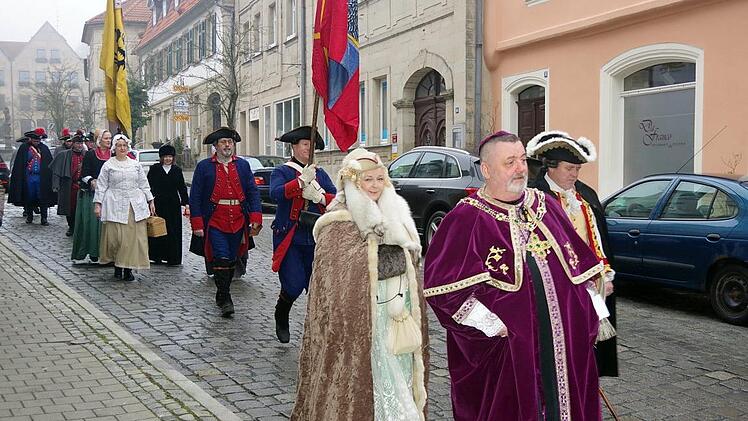 Die historischen Gruppen zogen vom Alten Rathaus zur Stadtpfarrkirche.Heike Schülein