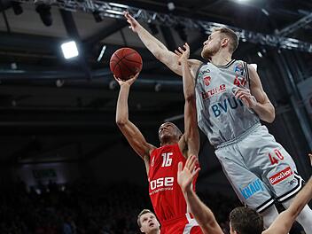 Louis Olinde (links) zieht im Hinspiel gegen den Würzburger Center Luke Fischer zum Korb. Der Bamberger Jungnationalspieler war mit 15 Punkten bester Korbschütze seiner Mannschaft. Fotos: Daniel Löb