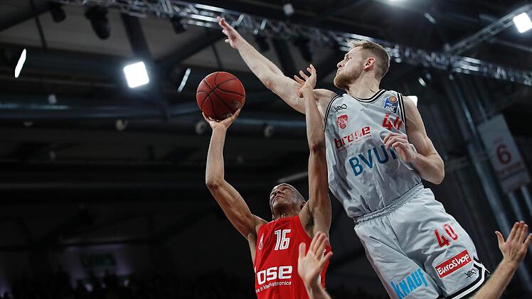 Louis Olinde (links) zieht im Hinspiel gegen den Würzburger Center Luke Fischer zum Korb. Der Bamberger Jungnationalspieler war mit 15 Punkten bester Korbschütze seiner Mannschaft. Fotos: Daniel Löb