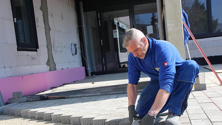 Außen  wird aktuell der Eingangsbereich gepflastert. Foto: Benedikt Borst