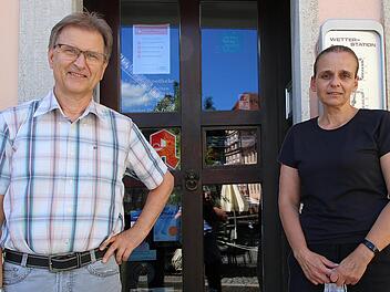 Wechsel in der Löwen-Apotheke: Dr. Andreas Fritz (links) geht nach 23  Jahren in den Ruhestand. Neue Chefin wird Susanne Sterzinger (rechts).  Foto: Dieter Britz