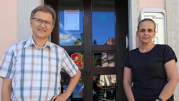 Wechsel in der Löwen-Apotheke: Dr. Andreas Fritz (links) geht nach 23  Jahren in den Ruhestand. Neue Chefin wird Susanne Sterzinger (rechts).  Foto: Dieter Britz