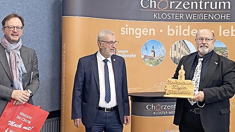 Gerald Fink, der künstlerische Leiter der Chorakademie Kloster Weißenohe Herbert Meier, der Geschäftsführer der Chorakademie und Bundesschatzmeister des Fränkischen Sängerbundes Wolfgang Sittler und der Bundesschriftführer des FSB, der zum Start das Kloster aus Holz übergab  Foto: pr