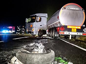 Alkoholisierter Autofahrer kracht in Tanklastzug