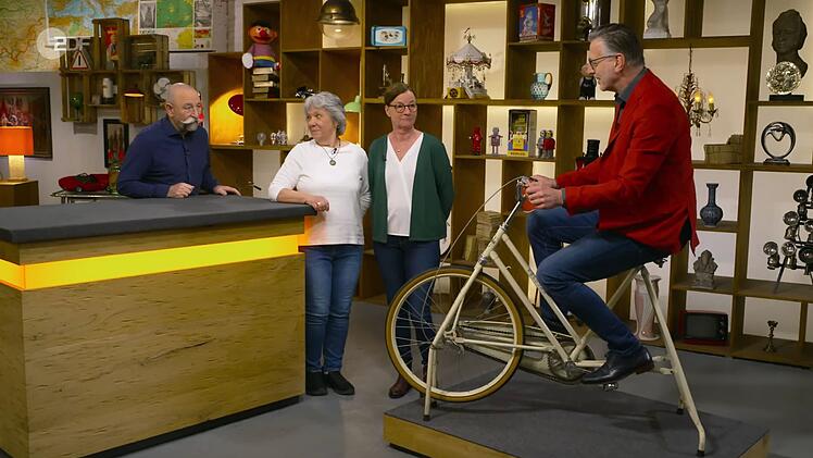 "Detlev, das steht dir", rief Lichter, als er Detlev Kümmel (rechts) auf dem Fitnessrad sah.