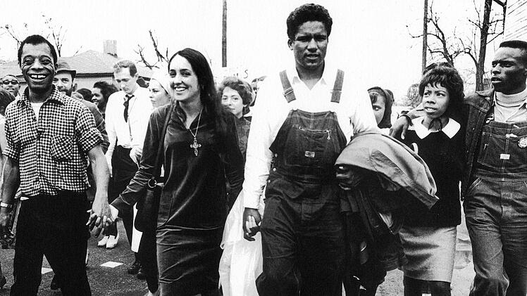 Joan Baez marschiert mit der schwarzn B&uuml;rgerrechtsbewegung w&auml;hrend der 60er-Jahre. Mindestens ebenso bekannt wie ihre Musik ist das politische Engagement der S&auml;ngerin, die am 9. Januar 1941 in Staten Island, New York City, zur Welt kam.