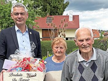 B&uuml;rgermeister Dirk Friesen (links) w&uuml;rdigte das Jubelpaar.
