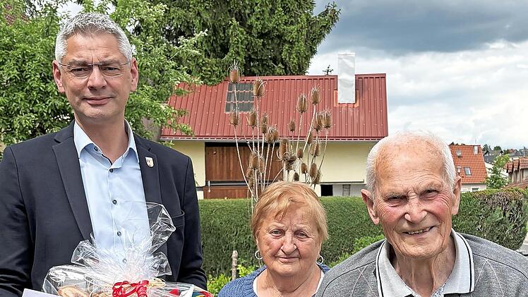 B&uuml;rgermeister Dirk Friesen (links) w&uuml;rdigte das Jubelpaar.
