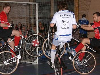 Sebastian Rehmet (links) und Markus Michel vom RVC Steinwiesen sind Meister der Radball-Bayernliga Elite.  Foto: Hans Franz