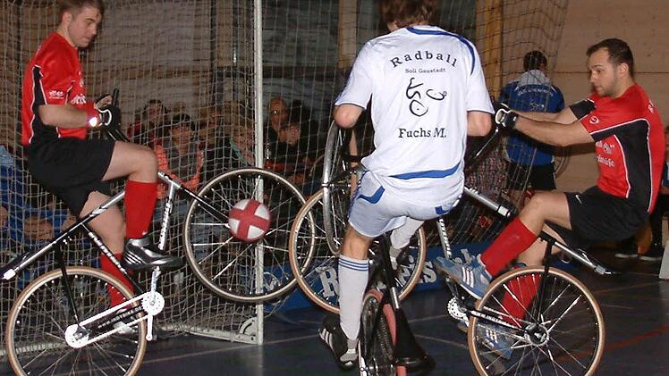 Sebastian Rehmet (links) und Markus Michel vom RVC Steinwiesen sind Meister der Radball-Bayernliga Elite.  Foto: Hans Franz