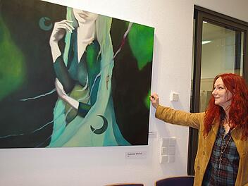 G. June Michel aus Küps betrachtet ihr Bild "Grüne Frau", Öl auf Leinwand.  Foto: Heike Schülein