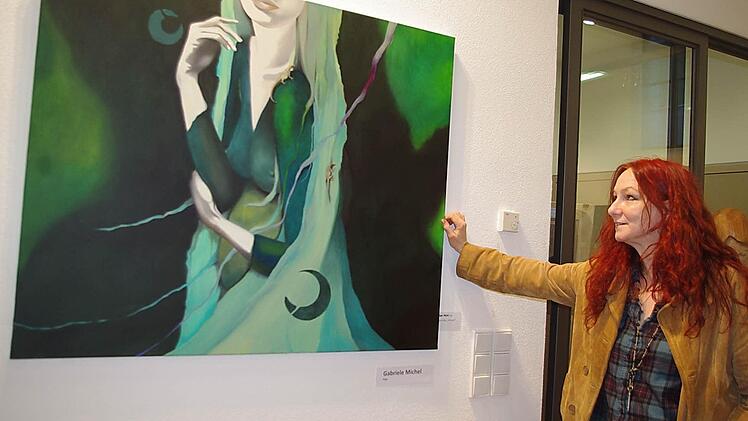 G. June Michel aus Küps betrachtet ihr Bild "Grüne Frau", Öl auf Leinwand.  Foto: Heike Schülein