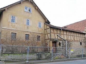 Durch die großzügige Spende eines ehemaligen Holzhäusers besteht die Möglichkeit, dieses baufällige Anwesen im Königsberger Stdtadtteil abzureißen. Die Fläche soll als zentraler Versammlungsplatz für Holzhausen überplant werden.  Fotos: Gerold Snater
