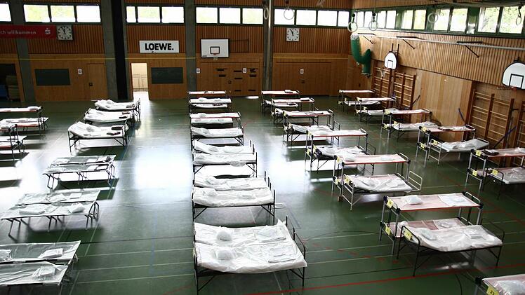 140 "Betten" stehen in der Dreifachturnhalle schon für die Flüchtlinge bereit. Fotos: Lea Schreiber