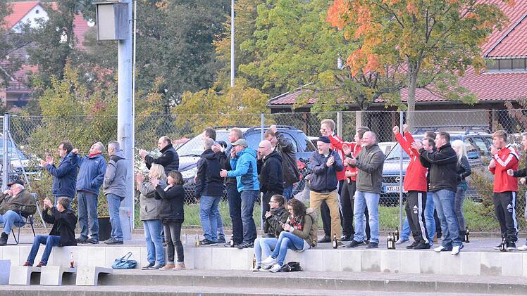 Die Reichenbacher Fan-Gemeinde bejubelt den Siegtreffer ihrer Elf. Foto: ssp