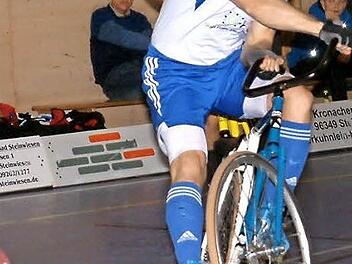 Soeben erzielt Sebastian Rehmet (vorne) gegen Mücheln den Siegtreffer zum 5:4-Erfolg. Foto: Hans Franz