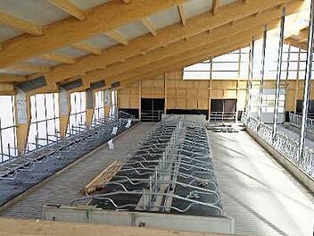 Im neuen Boxenlaufstall haben die Tiere viel Platz zur freien Verfügung.