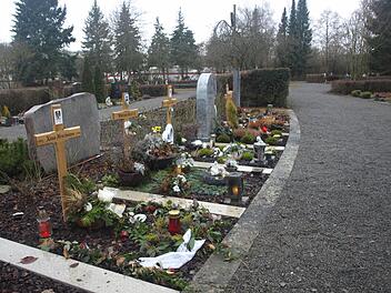 Im Friedhof in Oerlenbach wird die bestehende Urnengräberzeile verlängert. Dazu wird der Heckenstreifen entfernt.  Foto: Stefan Geiger