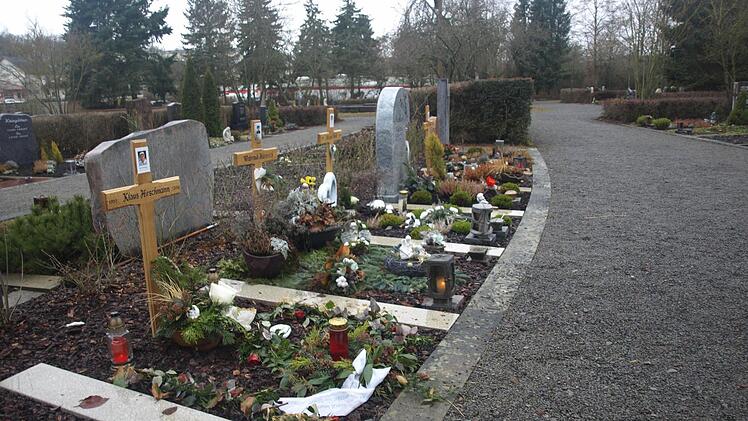 Im Friedhof in Oerlenbach wird die bestehende Urnengräberzeile verlängert. Dazu wird der Heckenstreifen entfernt.  Foto: Stefan Geiger