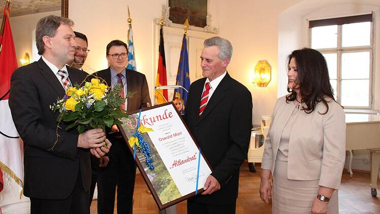 Landrat Klaus Löffler übergibt die Urkunde an Altlandrat Oswald Marr. Foto: Lisa Kieslinger