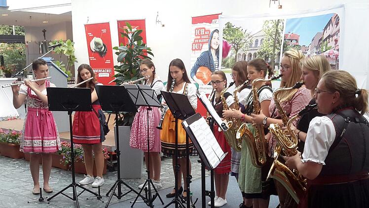 Mitglieder der August-Kömpel-Musikschule lockerten den offiziellen Teil der Festveranstaltung mit einigen Stücken zwischen den unterschiedlichen Programmpunkten auf. Foto: Rolf Pralle
