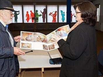 Sepp Halbritter und Adina Rösch besprechen die Hängung der großformatigen Götterwelt-Bilder.  Foto: Arkadius Guzy