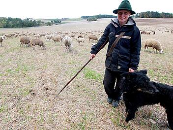 Warme Kleidung, ein Hut und der Stock mit dem Fanghaken gehören zur Grundausstattung jedes Schäfers. Nicht zu vergessen der Hütehund.  Foto: Josef Hofbauer