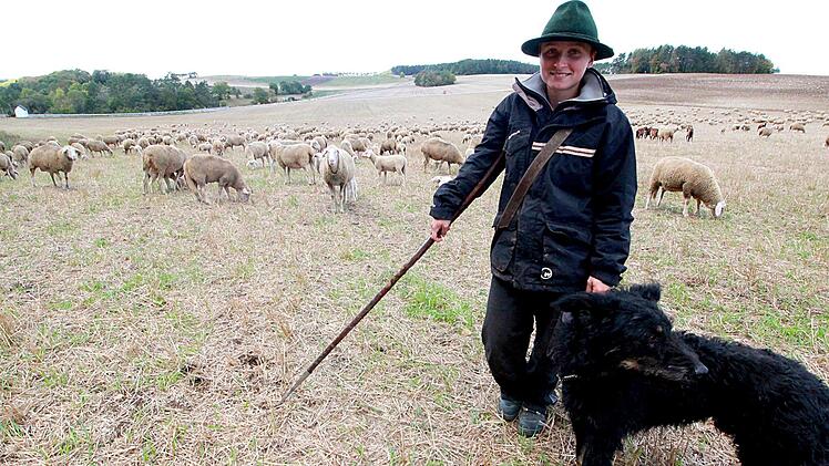 Warme Kleidung, ein Hut und der Stock mit dem Fanghaken gehören zur Grundausstattung jedes Schäfers. Nicht zu vergessen der Hütehund.  Foto: Josef Hofbauer
