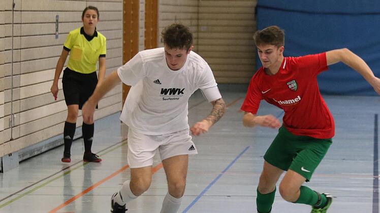 Der FSV Erlangen-Bruck (weiß) und der Baiersdorfer SV zogen ins Halbfinale ein, verloren aber jeweils. Foto: Uwe Kellner