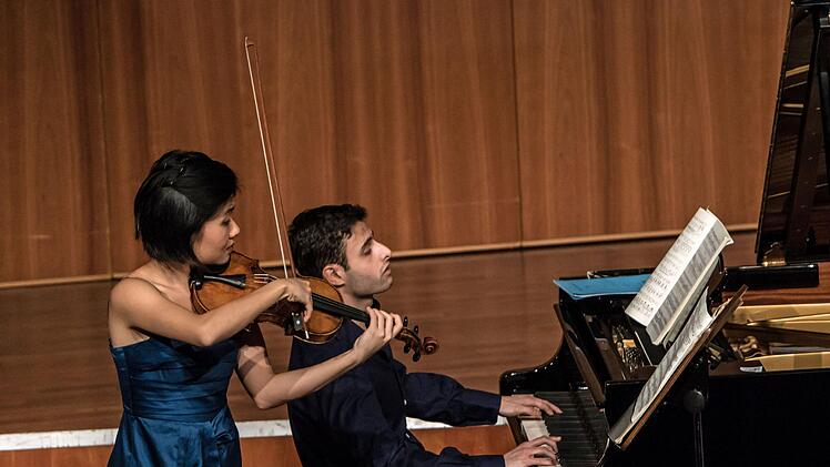 Die Geigerin Mayumi Kanagawa  und der Pianist  Ido Ramot beeindruckten bei ihrem Duoabend im Coburger Kongresshaus.Foto: Jochen Berger