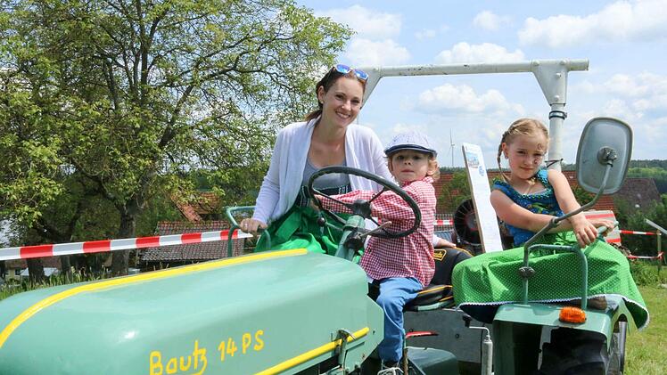 Drei Schlepperfans aus Hirschaid: Jasmin Dykast mit ihren Kindern Johannes und Fiona. Foto: Adriane Lochner