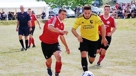 Szene aus dem Endspiel: Der Steinwiesener Luca Hollendonner (gelbes Trikot) wird von den DJK-Spielern Kay Oliver M&uuml;ller (links) und Maximilian Kolb verfolgt.  Foto: Hans Franz