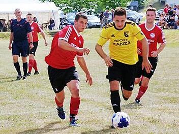 Szene aus dem Endspiel: Der Steinwiesener Luca Hollendonner (gelbes Trikot) wird von den DJK-Spielern Kay Oliver Müller (links) und Maximilian Kolb verfolgt.  Foto: Hans Franz