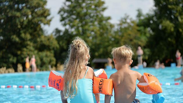 Kinder genie&szlig;en das Wasser im Freibad in Weberstedt (Th&uuml;ringen). Der Bundeselternrat pl&auml;diert f&uuml;r eine l&auml;nder&uuml;bergreifende Initiative f&uuml;r mehr Schwimmunterricht.  Frank May, dpa